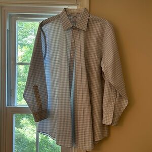 Men’s “slim fit” dress shirt